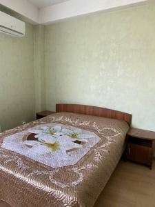 Tempat tidur dalam kamar di Апартаменты на Тюльпанов