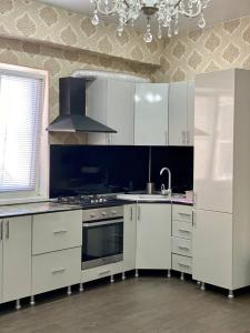 Апартаменты на Тюльпановにあるキッチンまたは簡易キッチン