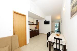 Η κουζίνα ή μικρή κουζίνα στο Apartment in Vir with sea view, balcony, air conditioning, Wi-Fi (4595-3) +32 φωτογραφίες