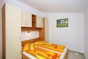 Ένα ή περισσότερα κρεβάτια σε δωμάτιο στο Apartment in Vir with sea view, balcony, air conditioning, Wi-Fi (4595-3)