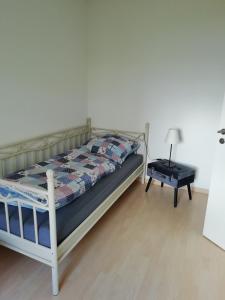 1 dormitorio con 1 cama y mesa auxiliar en Stadthaus Kaufbeuren, en Kaufbeuren