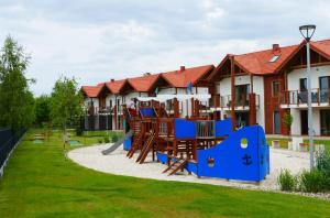 Plac zabaw dla dzieci w obiekcie Apartament Łebska Ostoja