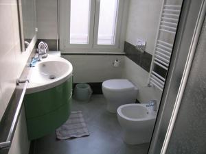 A bathroom at lamarmora9