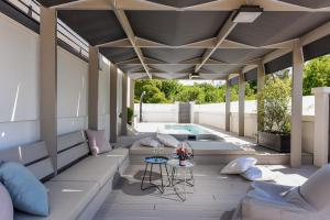 um pátio exterior com um sofá e uma mesa em FUX Luxury Apartment Zadar Yachting em Zadar
