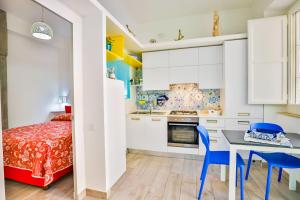 uma pequena cozinha com uma mesa e cadeiras e uma cama em Casa di Linda em Maiori