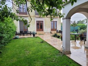 een binnenplaats van een huis met een groen gazon bij Vila Caviar in Sulina