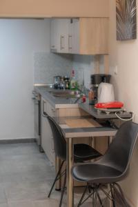 A kitchen or kitchenette at Studio Santa Monica
