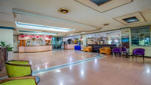 Reštaurácia alebo iné gastronomické zariadenie v ubytovaní Hotel Cempaka Sari