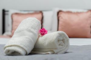 A bed or beds in a room at Studio Santa Monica