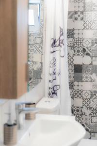 A bathroom at Studio Santa Monica