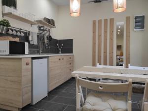 A kitchen or kitchenette at 7 days Apartment