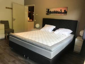 ヴィンターベルクにあるWinterberg Vacation Apartmentのベッドルーム(白いシーツを使用した大型ベッド1台付)