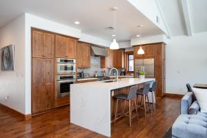 Imagen de la galería de New Listing! Luxury 3BD Residence on Gray's Crossing Golf Course, en Truckee