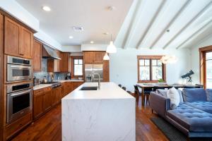 Imagen de la galería de New Listing! Luxury 3BD Residence on Gray's Crossing Golf Course, en Truckee