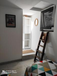 um quarto com um beliche e uma escada em La petite maison dans la bastide em Carcassonne