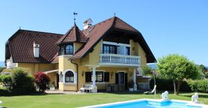 The swimming pool at or close to Appartements Panorama Schlössl