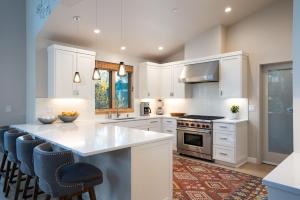 Cucina o angolo cottura di New Listing In The NEW Signature Collection At Old Greenwood!