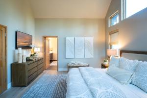Letto o letti in una camera di New Listing In The NEW Signature Collection At Old Greenwood!