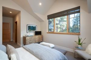 Letto o letti in una camera di New Listing In The NEW Signature Collection At Old Greenwood!