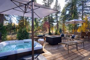 Piscina di New Listing In The NEW Signature Collection At Old Greenwood! o nelle vicinanze