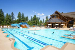 Piscina di New Listing In The NEW Signature Collection At Old Greenwood! o nelle vicinanze