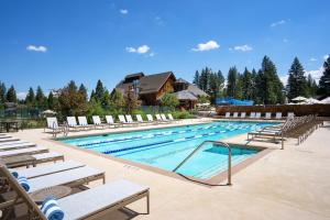 Piscina di New Listing In The NEW Signature Collection At Old Greenwood! o nelle vicinanze