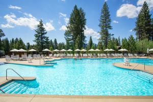 una grande piscina con sedie e ombrelloni di New Listing In The NEW Signature Collection At Old Greenwood! a Truckee