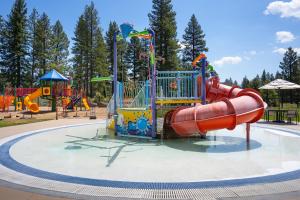 Piscina di New Listing In The NEW Signature Collection At Old Greenwood! o nelle vicinanze