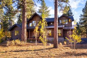 una casa di tronchi con alberi di fronte di New Listing In The NEW Signature Collection At Old Greenwood! a Truckee