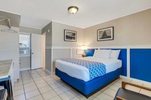 Un ou plusieurs lits dans un hébergement de l'établissement Dolphin Oceanfront Motel - Nags Head