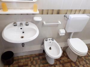 bagno con servizi igienici e lavandino di Hotel Real a Cesenatico