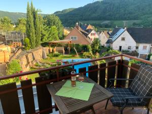 einen Tisch und Stühle auf einem Balkon mit Aussicht in der Unterkunft Weingut Stiftshof in Enkirch