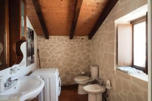 un baño con lavabo e inodoro en Villa Neli, Palazzolo Acreide, Siracusa, Hot Tub, Wi-Fi & Parking, en Palazzolo Acreide