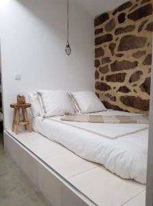 Sofá blanco en una habitación con pared en Casa do Doutor Palheiro, en Travassos