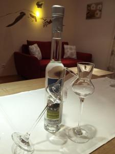 a bottle of wine and two glasses on a table at Ferienwohnung Gassoid in Fieberbrunn