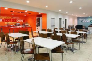 ein Esszimmer mit weißen Tischen und Stühlen in der Unterkunft One Silao in Silao