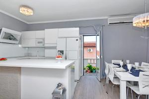Kuchyň nebo kuchyňský kout v ubytování Apartments Gisela