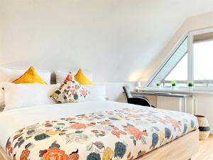 een slaapkamer met een bed en een raam bij Ferienhaus Weserbrandung in Nordenham