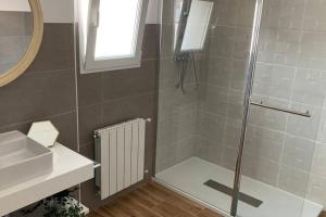 un baño con ducha y lavabo en Piso nuevo, céntrico y tranquilo, en Bullas