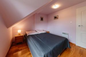 Postel nebo postele na pokoji v ubytování Abramówka - dom z sauną
