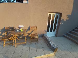 d'une terrasse avec une table et des chaises à côté d'une porte. dans l'établissement Studio Apartman Marko, à Poreč