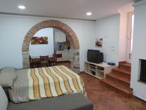 - un salon avec un canapé et une télévision dans l'établissement Studio Apartman Marko, à Poreč