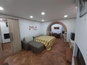- un salon avec un lit et un canapé dans l'établissement Studio Apartman Marko, à Poreč