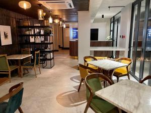 Un restaurante con mesas y sillas en una habitación. en Nare Boutique Hotel, en Kimberley 21 fotos más
