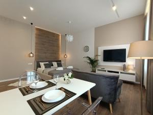 un soggiorno con divano e tavolo di MyFive Apartments Kraków a Cracovia