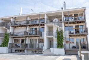 une image d'un immeuble d'appartements avec balcon dans l'établissement Résidence Lou Cout, à Vieux-Boucau-les-Bains