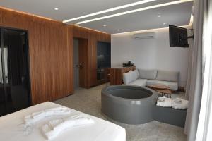 Кровать или кровати в номере Rose n Stone, Queen, Luxury Houses