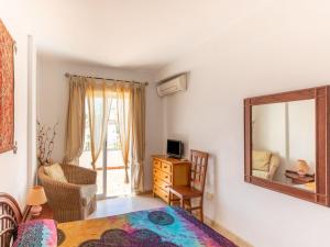 - un salon avec un miroir et une table dans l'établissement Regal Holiday Home in Costa Almeria with Swimming Pool, à Mojácar