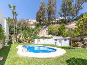 - une piscine dans la cour d'une maison dans l'établissement Regal Holiday Home in Costa Almeria with Swimming Pool, à Mojácar