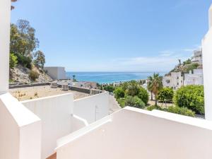 Cette maison blanche offre une vue sur l'océan. dans l'établissement Regal Holiday Home in Costa Almeria with Swimming Pool, à Mojácar